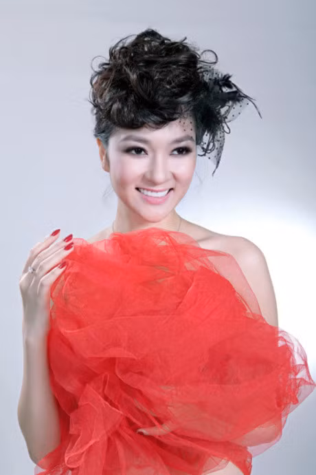 HH Nguyen Thi Huyen dep man ma sau 12 nam dang quang - Anh 9