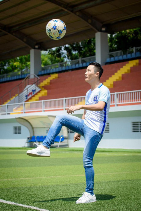 Ca sĩ Hoàng Bách: Yêu bóng đá từ trên lưng anh trai - Ảnh 2 Ca si Hoang Bach: Yeu bong da tu tren lung anh trai - Anh 2