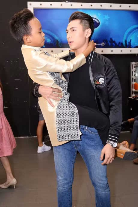 Giam khao Vietnam Idol Kids be bong thi sinh nhi - Anh 2
