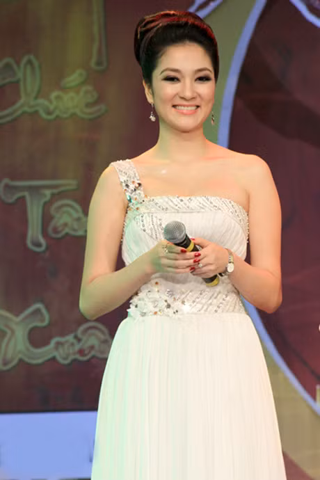 HH Nguyen Thi Huyen dep man ma sau 12 nam dang quang - Anh 5
