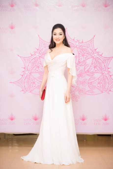 HH Nguyen Thi Huyen dep man ma sau 12 nam dang quang - Anh 14