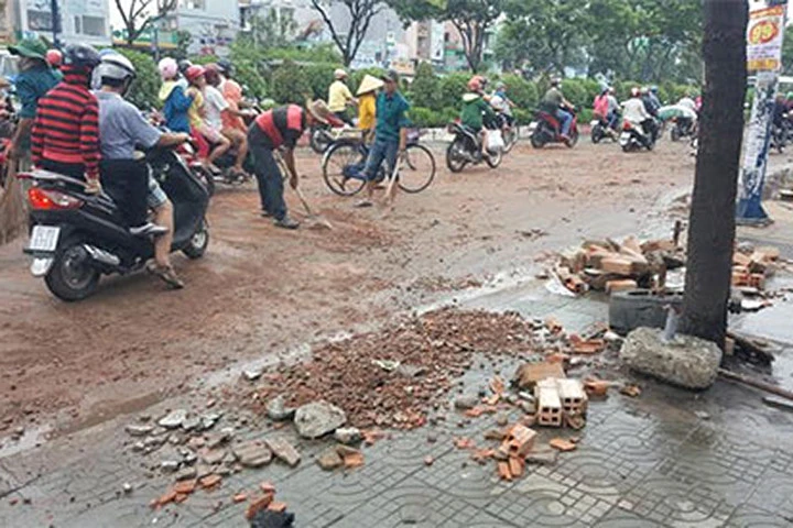 Sập bồn nước hàng nghìn m³, nhiều người hoảng loạn