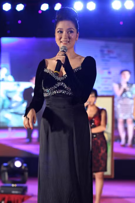 HH Nguyen Thi Huyen dep man ma sau 12 nam dang quang - Anh 6