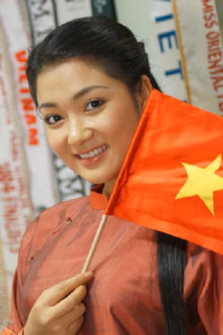 HH Nguyen Thi Huyen dep man ma sau 12 nam dang quang - Anh 2