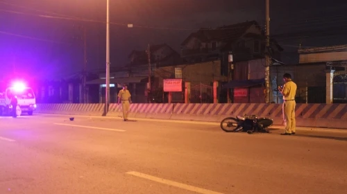 Say rượu, người đàn ông đâm vào dải phân cách, nhập viện nguy kịch