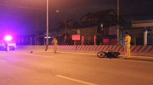 Say rượu, người đàn ông đâm vào dải phân cách, nhập viện nguy kịch - Ảnh 1