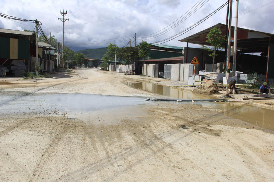 Nước thải, bụi tràn ra đường gây ô nhiễm. Nước thải, bụi tràn ra đường gây ô nhiễm.