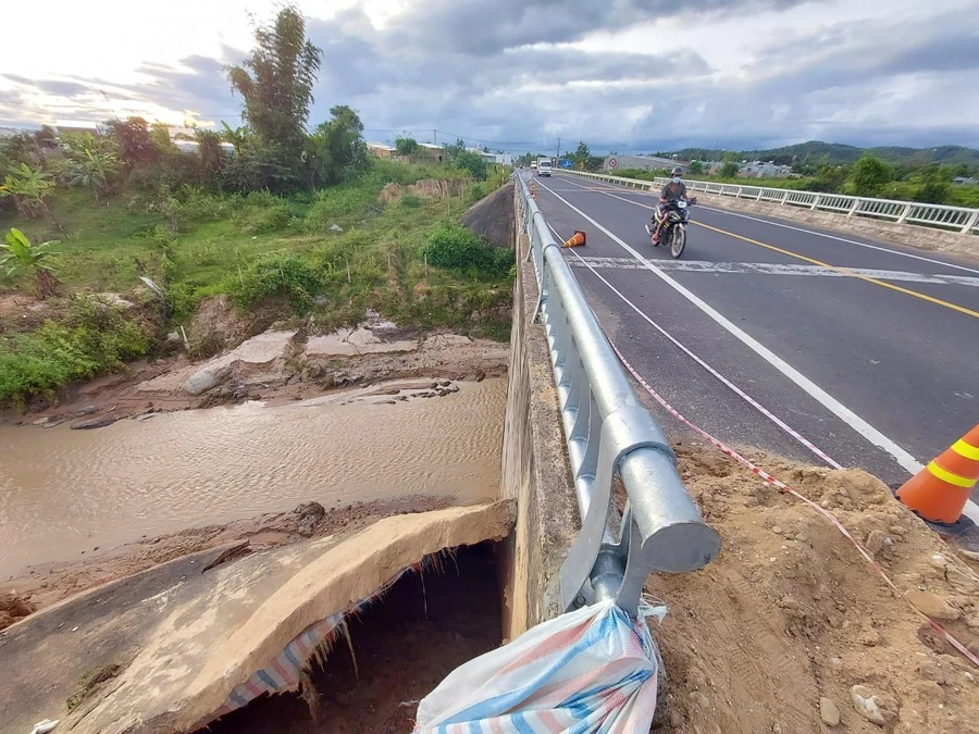 Mố cầu Đăk Wet bị “hở hàm ếch”.