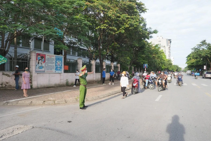 Lực lượng Công an đảm bảo an toàn giao thông khu vực cổng trường học.