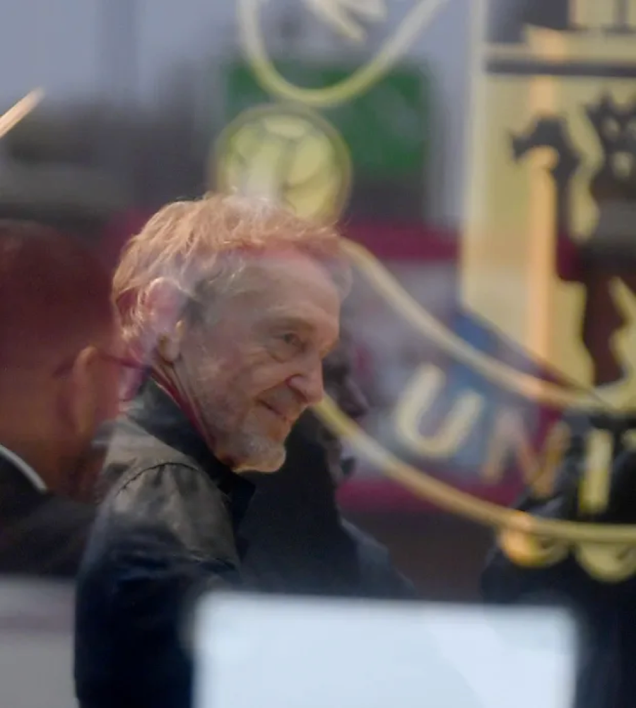 Tỷ phú Jim Ratcliffe yêu cầu Man Utd không vung tiền chiêu mộ cầu thủ.