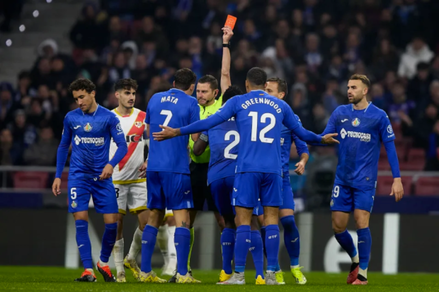 Greenwood nhận thẻ đỏ vì lỗi phản ứng với trọng tài. Greenwood nhận thẻ đỏ vì lỗi phản ứng với trọng tài.