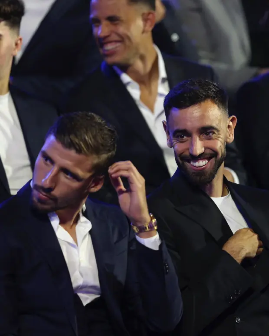 Các đàn em Ruben Dias và Bruno Fernandes tại tuyển Bồ Đào Nha theo dõi khi Ronaldo nhận phần thưởng.