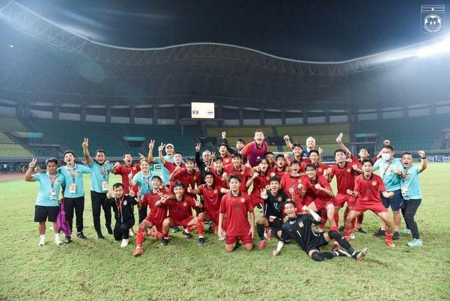 Thầy trò ông Michael Weiss nhận mưa tiền thưởng sau chiến tích đánh bại U19 Thái Lan ở bán kết U19 Đông Nam Á 2022. Thầy trò ông Michael Weiss nhận mưa tiền thưởng sau chiến tích đánh bại U19 Thái Lan ở bán kết U19 Đông Nam Á 2022.