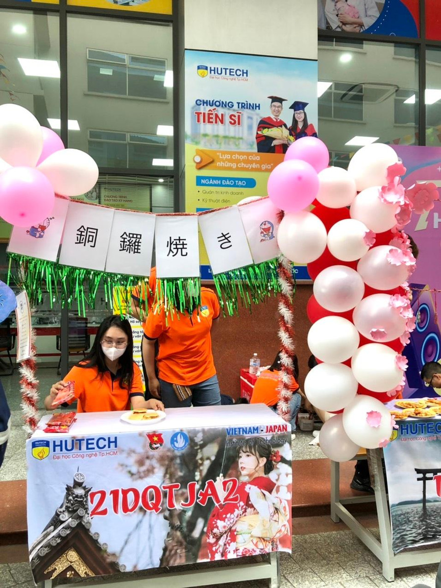 Gian hàng ẩm thực...