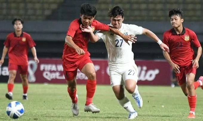 U19 Lào (áo đỏ) gây sốc khi thắng liền 5 trận để vào chung kết giải U19 Đông Nam Á 2022. 