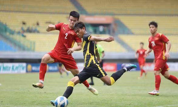 U19 Việt Nam (áo đỏ) phải dừng bước trước U19 Malaysia ở bán kết. 