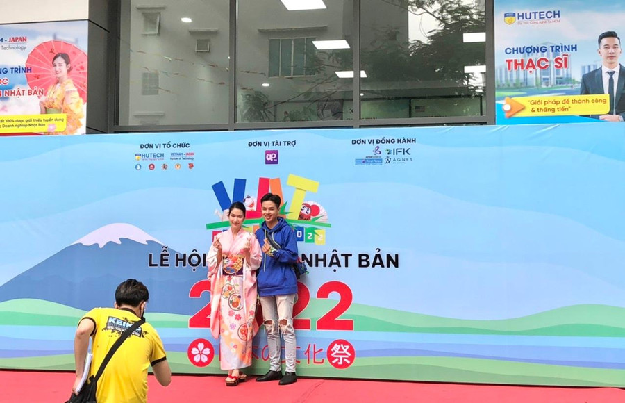 Á hậu Phạm Ngọc Phương Anh chụp hình cùng sinh viên VJIT. Được biết, Á hậu 1 trong cuộc thi sắc đẹp năm 2020, sẽ diện cho Việt Nam tham dự Miss International tại Nhật Bản 2022.