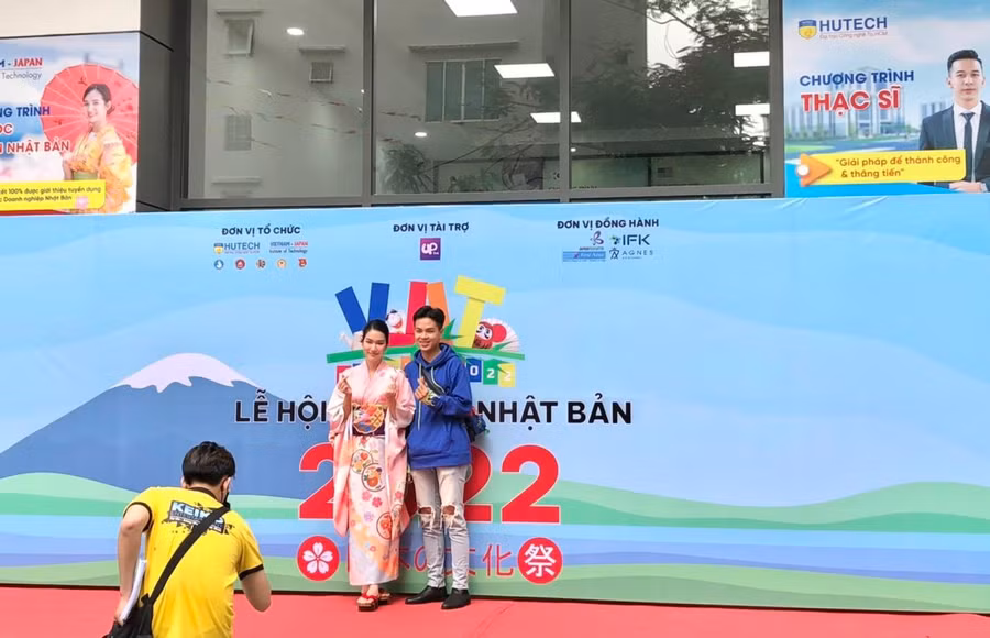 Á hậu Phạm Ngọc Phương Anh chụp hình cùng sinh viên VJIT. Được biết, Á hậu 1 trong cuộc thi sắc đẹp năm 2020, sẽ diện cho Việt Nam tham dự Miss International tại Nhật Bản 2022.