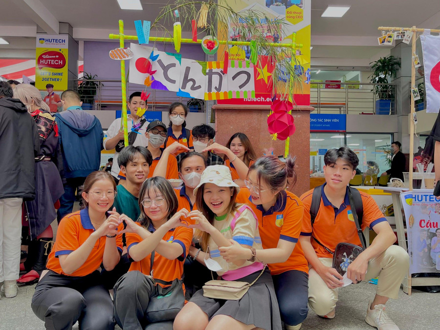 Lớp của sinh viên Đỗ Lê Mai Phương thích thú chụp ảnh cùng gian hàng ẩm thực.