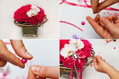 Tiếp theo, bạn cắm 2 bông hoa lan vào 2 ống hoa và cắm kẽ giữa các cành cẩm chướng tô điểm cho bình hoa thêm yêu. Cuối cùng, luồn hạt cườm vào sợi kẽm, xoắn cố định, làm dây trang trí trên vòng dây khô thêm xinh. Bạn nhớ thêm chiếc nơ ruy-băng hồng trên bình hoa nữa nhé. Tiếp theo, bạn cắm 2 bông hoa lan vào 2 ống hoa và cắm kẽ giữa các cành cẩm chướng tô điểm cho bình hoa thêm yêu. Cuối cùng, luồn hạt cườm vào sợi kẽm, xoắn cố định, làm dây trang trí trên vòng dây khô thêm xinh. Bạn nhớ thêm chiếc nơ ruy-băng hồng trên bình hoa nữa nhé.