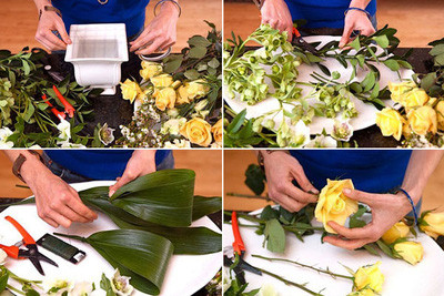 Trước tiên, bạn đổ nước bằng 2/3 bình. Cắt băng dính dán trên miệng bình thành mạng lưới các ô vuông nhỏ. Cành lá nhỏ cắt bỏ phần lá bên dưới cành, chiều cao cành bằng 2 lần chiều cao bình. Với lá có bản rộng, bạn uốn còng đầu chiếc lá chạm vào cuống lá, cột cố định. Đối với hoa hồng, bạn dùng tay nhẹ nhàng mở các cánh hoa cho bông hoa nở. Trước tiên, bạn đổ nước bằng 2/3 bình. Cắt băng dính dán trên miệng bình thành mạng lưới các ô vuông nhỏ. Cành lá nhỏ cắt bỏ phần lá bên dưới cành, chiều cao cành bằng 2 lần chiều cao bình. Với lá có bản rộng, bạn uốn còng đầu chiếc lá chạm vào cuống lá, cột cố định. Đối với hoa hồng, bạn dùng tay nhẹ nhàng mở các cánh hoa cho bông hoa nở.