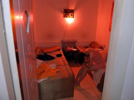 Hà Nội: Phát hiện ông lão U70 đang mua dâm nữ nhân viên 9X - Ảnh 1