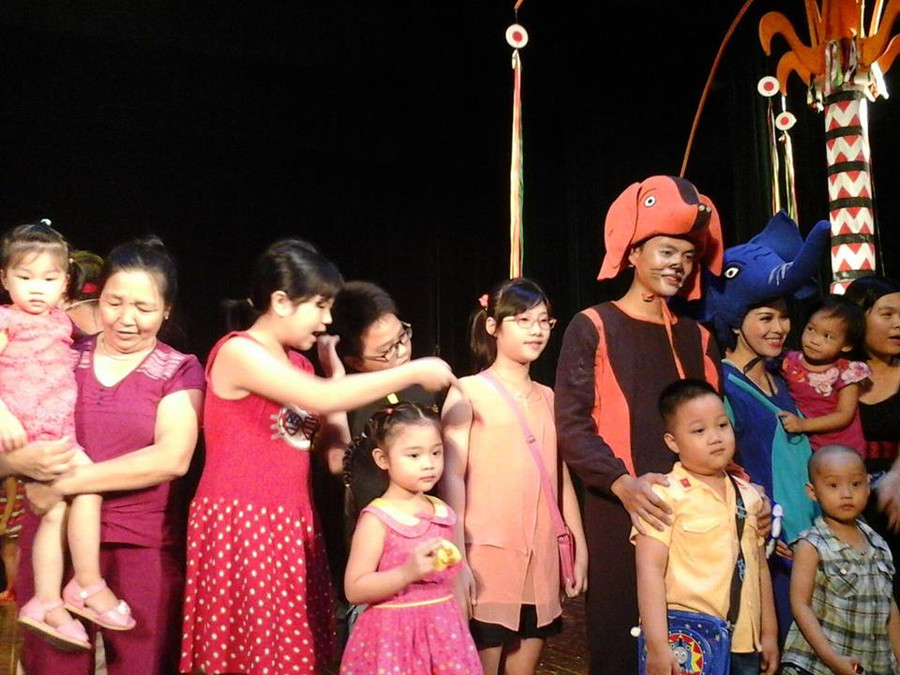 Không chỉ đem lại tiếng cười, các em thiếu nhi và gia đình còn được giao lưu với các nghệ sĩ nổi tiếng như NSUT Xuân Bắc. Không chỉ đem lại tiếng cười, các em thiếu nhi và gia đình còn được giao lưu với các nghệ sĩ nổi tiếng như NSUT Xuân Bắc.