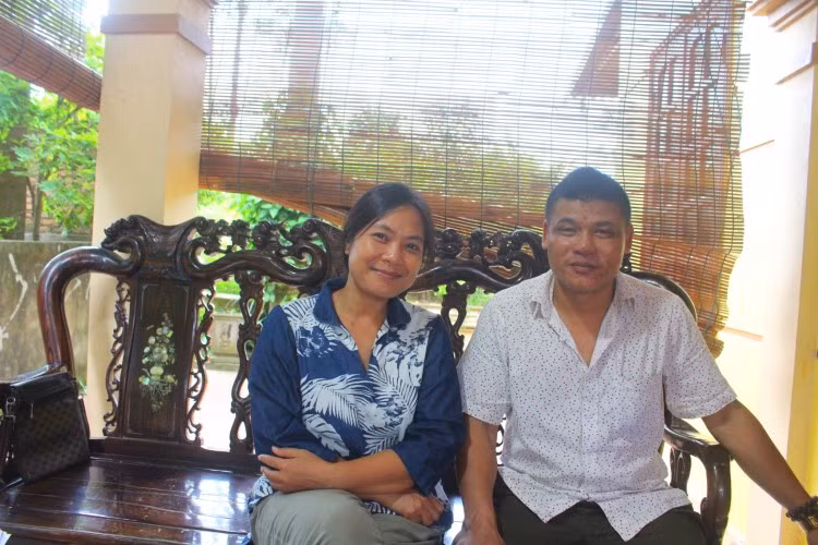 Chị Lan Hương và ông Nguyễn Đình Cường chia sẻ niềm vui với Báo GD&amp;TĐ.