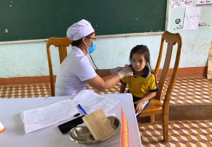 Tiêm chủng phòng bệnh bạch hầu tại các trạm y tế ở tỉnh Gia Lai.