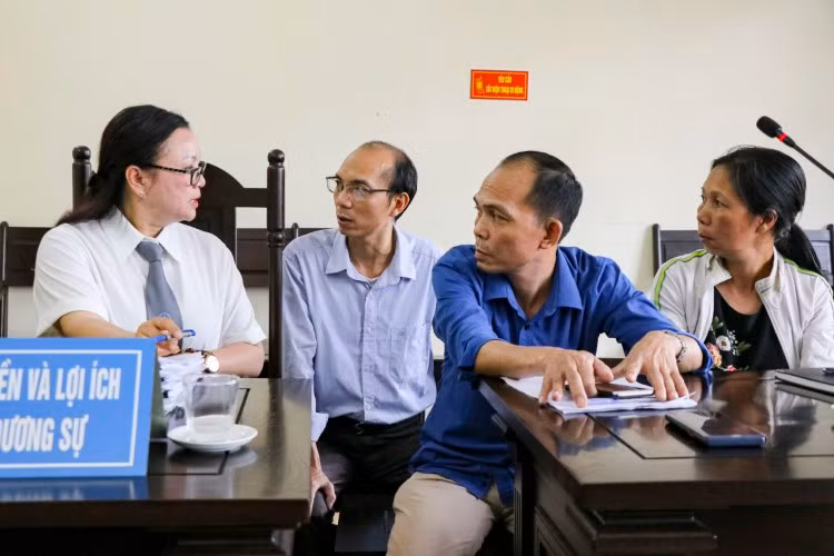 Anh Trịnh Huy Dương (áo tối màu) tại phiên tòa.