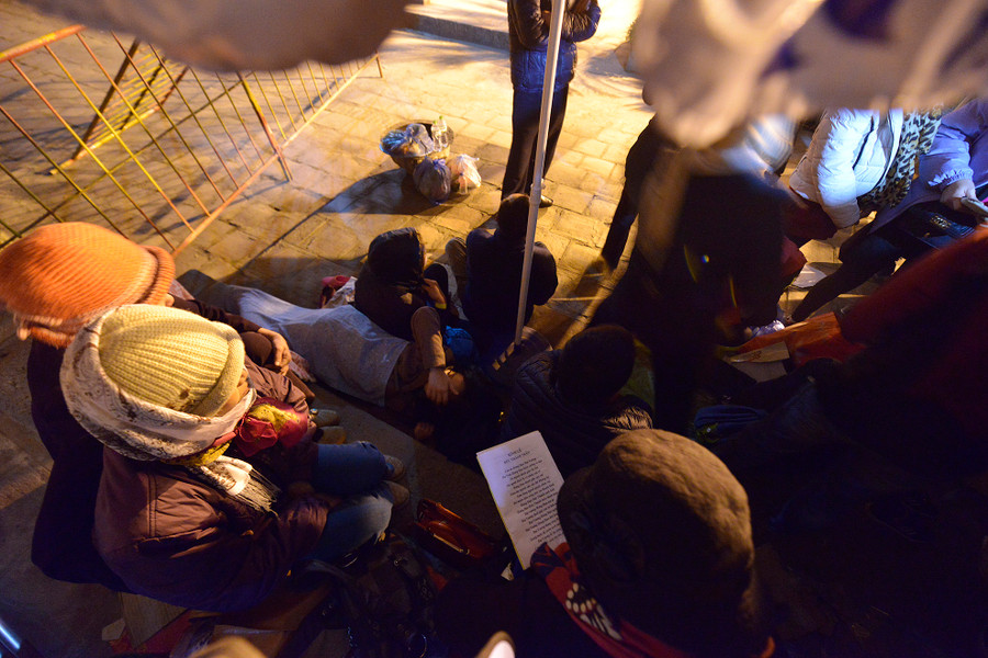 Trước đó, nhiều người nằm vạ vật đợi chờ trong đêm lạnh để được mua ấn sớm. Trước đó, nhiều người nằm vạ vật đợi chờ trong đêm lạnh để được mua ấn sớm.