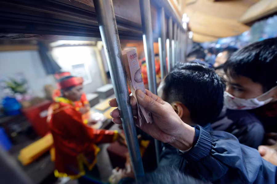 Ấn tuy phải có tiền mới mua được nhưng không quy định cụ thể giá. Người xin ấn có thể cầm một vài trăm nghìn để lấy cả tập chục chiếc.