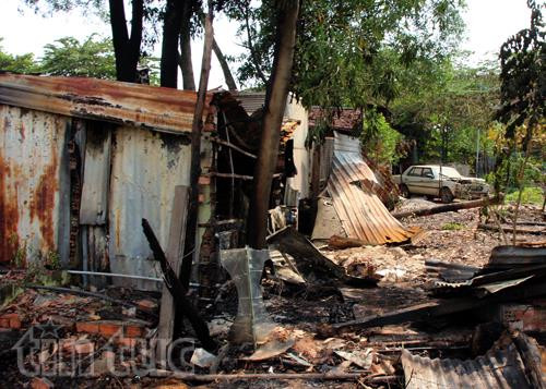 Đốt rác gây cháy lan sang gara ô tô ảnh 1