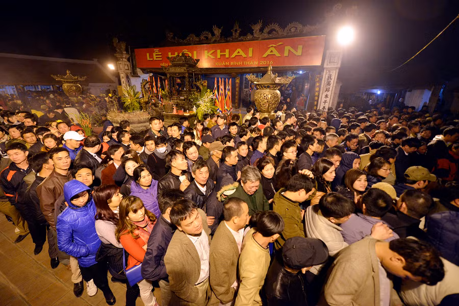 4h sáng ngày 22/1, hàng trăm du khách tập trung tại sân đền Thiên Trường để chờ mua ấn Đền Trần. Lần này, ban tổ chức phát ấn từ 5h30 (sớm hơn 30 phút so với mọi năm).