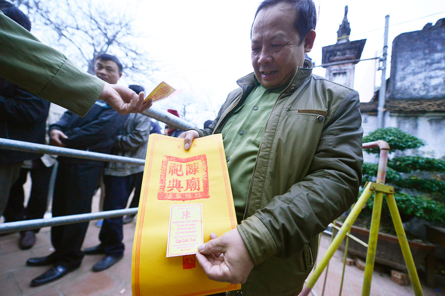 Ông Hà (ở phường Lộc Vượng, Nam Định) tỏ ra hài lòng dù xếp hàng khá lâu mới mua được ấn. Ông Hà (ở phường Lộc Vượng, Nam Định) tỏ ra hài lòng dù xếp hàng khá lâu mới mua được ấn.