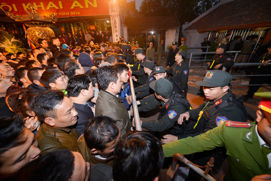 Lực lượng chức năng huy động hàng trăm cảnh sát, công an nhưng do quá đông người, nhiều lúc đã xảy ra tình trạng lộn xộn, chen lấn xô đẩy. Lực lượng chức năng huy động hàng trăm cảnh sát, công an nhưng do quá đông người, nhiều lúc đã xảy ra tình trạng lộn xộn, chen lấn xô đẩy.