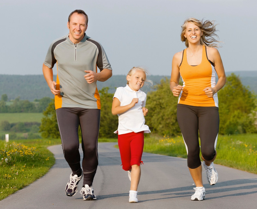 Bố mẹ nên cùng con hình thành những thói quen khỏe mạnh. Ảnh: minh họa 8 thoi quen bo me nao cung nen lam guong cho con