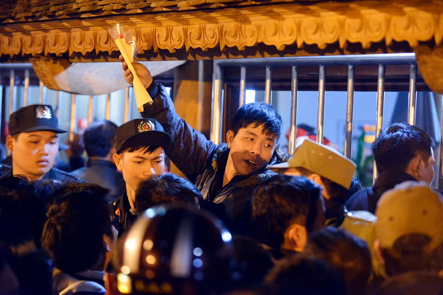 Nhiều người mua xong nhưng không có lối ra do dòng người xô đẩy từ phía dưới lên.