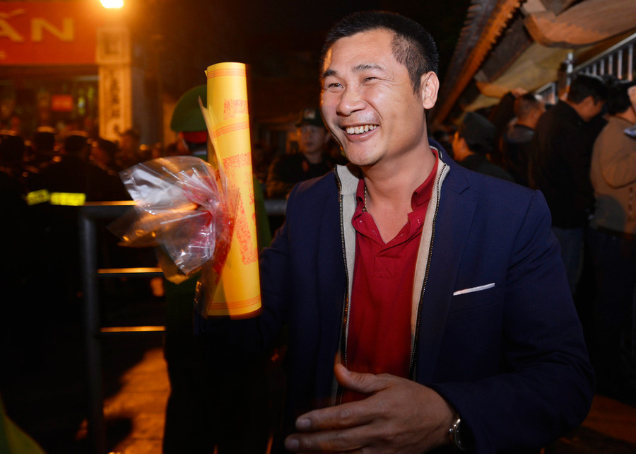 Anh Tiên may mắn là một trong những khách đầu tiên mua được ấn. Anh cho biết, hầu như năm nào cũng về đây làm công việc này, cầu cho gia đình có sức khỏe và công danh thành đạt. Anh Tiên may mắn là một trong những khách đầu tiên mua được ấn. Anh cho biết, hầu như năm nào cũng về đây làm công việc này, cầu cho gia đình có sức khỏe và công danh thành đạt.