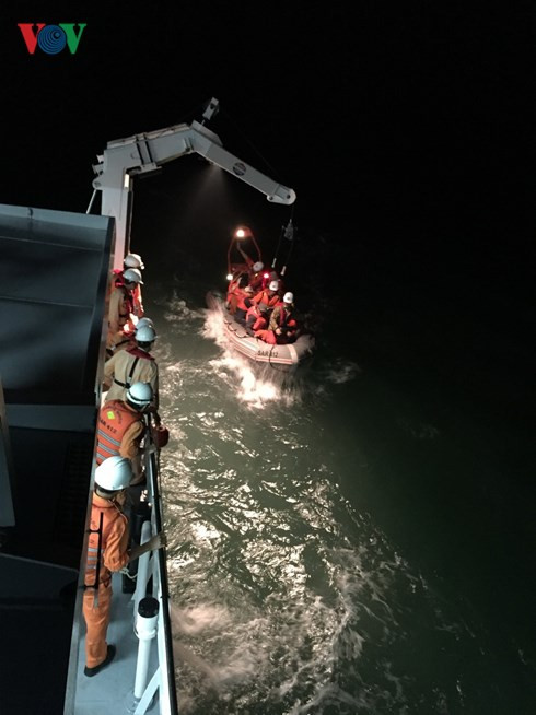 cứu nạn thành công 20 thuyền viên trên tàu hàng bị chìm hình 1 cuu nan thanh cong 20 thuyen vien tren tau hang bi chim hinh 1