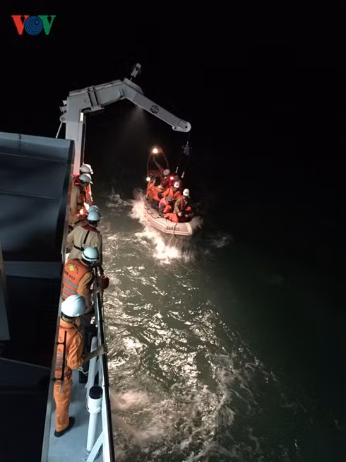 cuu nan thanh cong 20 thuyen vien tren tau hang bi chim hinh 1