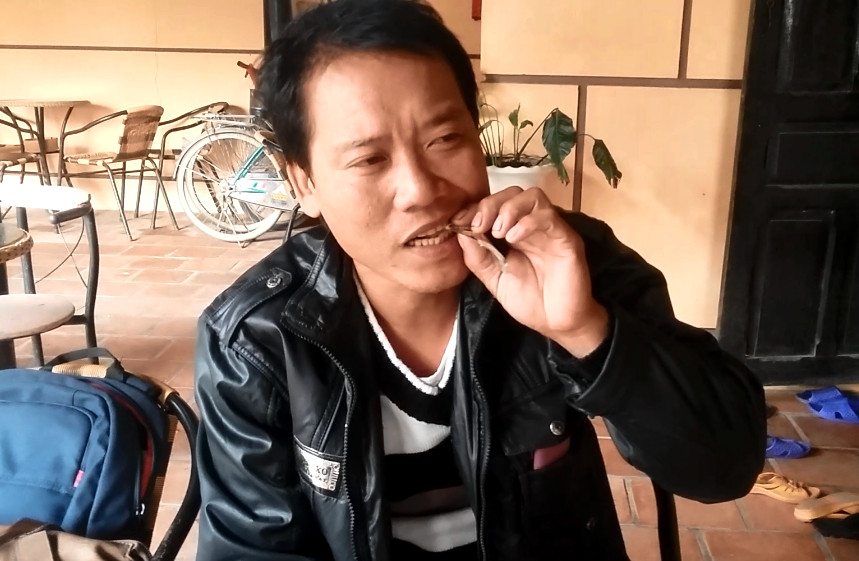 Anh Mười không ngần ngại nhai mảnh vỡ thủy tinh ngấu nghiến như thức ăn. Ảnh: Nguyễn Dương. Anh Mười không ngần ngại nhai mảnh vỡ thủy tinh ngấu nghiến như thức ăn. Ảnh: Nguyễn Dương.