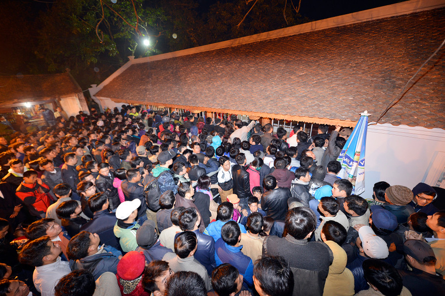 Cảnh tượng hỗn loạn, chen chúc tại đền Thiên Trường trước giờ phát ấn. Cảnh tượng hỗn loạn, chen chúc tại đền Thiên Trường trước giờ phát ấn.