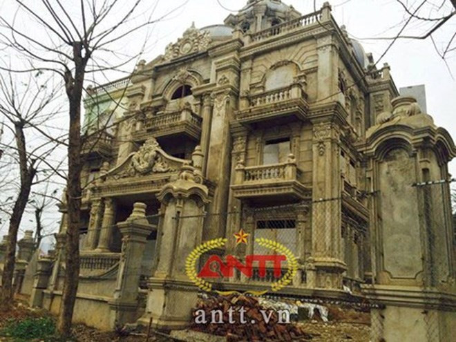 cận cảnh biệt thự bỏ hoang bên sông của can canh biet thu bo hoang ben song cua