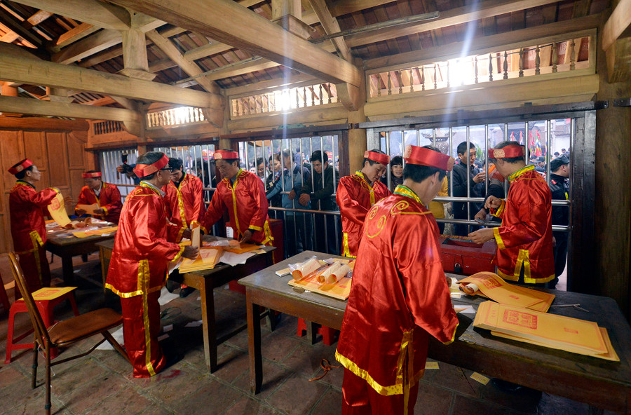 Ấn sẽ được phát không giới hạn cho đến khi hết khách trong tháng Giêng. Ấn sẽ được phát không giới hạn cho đến khi hết khách trong tháng Giêng.