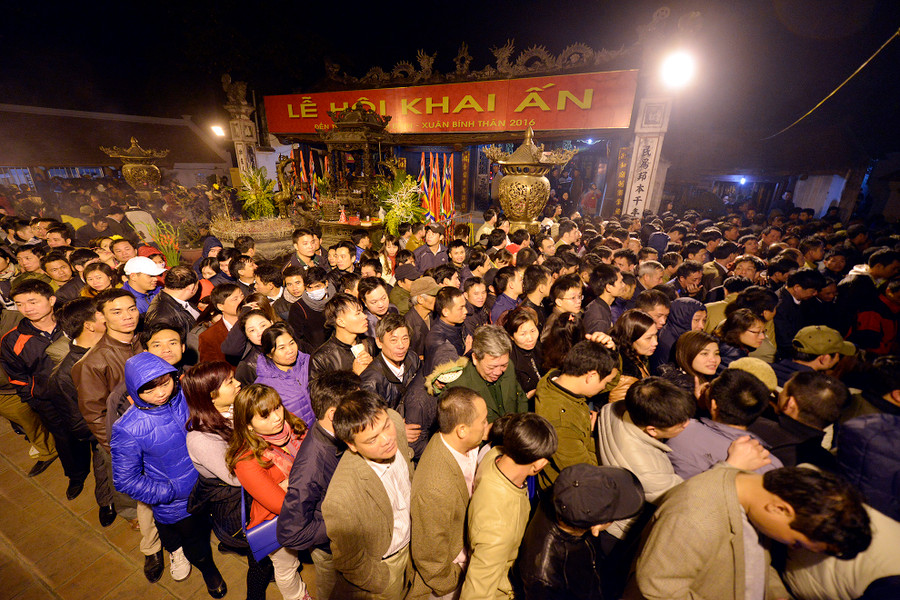 4h sáng ngày 22/1, hàng trăm du khách tập trung tại sân đền Thiên Trường để chờ mua ấn Đền Trần. Lần này, ban tổ chức phát ấn từ 5h30 (sớm hơn 30 phút so với mọi năm). 4h sáng ngày 22/1, hàng trăm du khách tập trung tại sân đền Thiên Trường để chờ mua ấn Đền Trần. Lần này, ban tổ chức phát ấn từ 5h30 (sớm hơn 30 phút so với mọi năm).