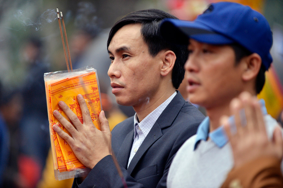 Nhiều người mua xong liền vào các đền để cúng bái, cầu nguyện. Nhiều người mua xong liền vào các đền để cúng bái, cầu nguyện.