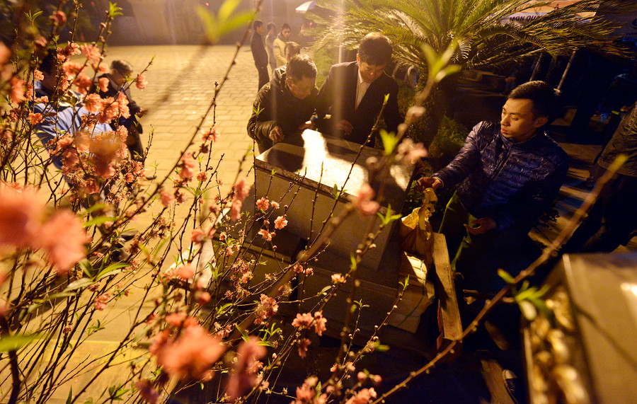 5h, các thùng ấn được đưa đến 3 đền Cố Trạch, Trùng Hoa và Thiên Trường. 5h, các thùng ấn được đưa đến 3 đền Cố Trạch, Trùng Hoa và Thiên Trường.