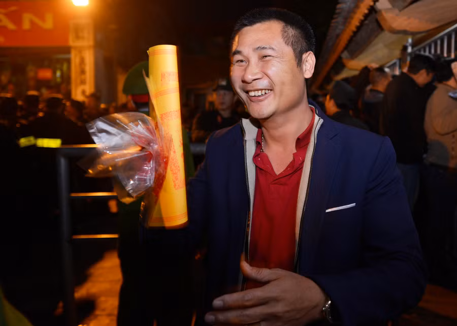 Anh Tiên may mắn là một trong những khách đầu tiên mua được ấn. Anh cho biết, hầu như năm nào cũng về đây làm công việc này, cầu cho gia đình có sức khỏe và công danh thành đạt.