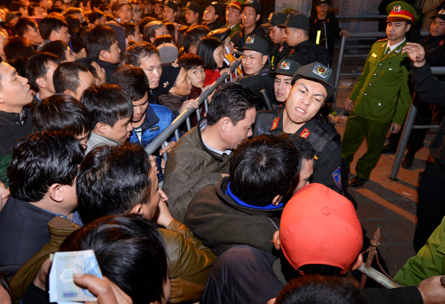 Có lúc phải rất vất vả, cảnh sát cơ động mới khống chế được sự hỗn độn. Có lúc phải rất vất vả, cảnh sát cơ động mới khống chế được sự hỗn độn.